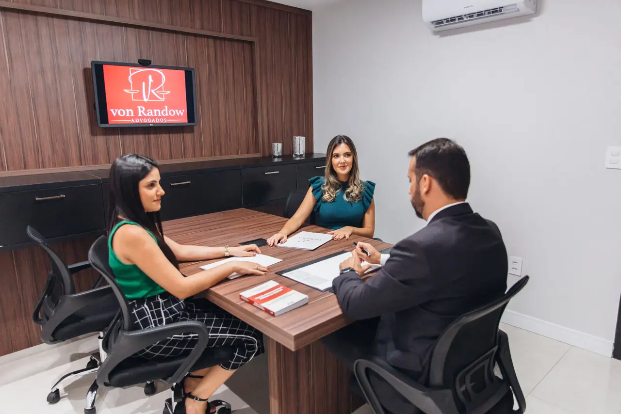 Equipe da Von Randow Advogados em fotografia institucional no escritório